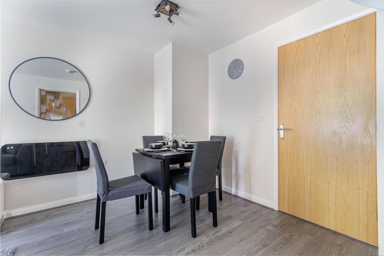 Lovely 2Bed Apt In Redditch, Free Wi-Fi & Parking Exterior foto