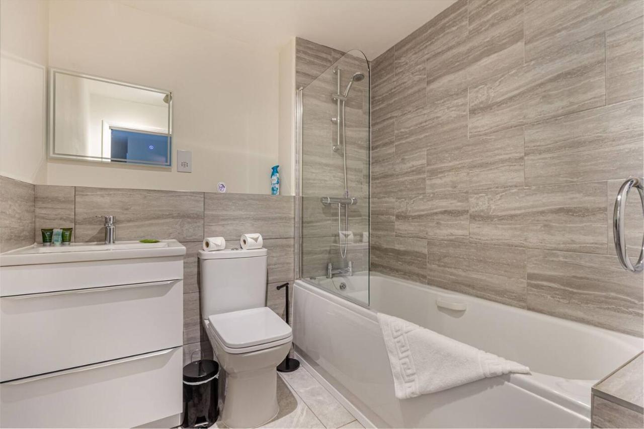 Lovely 2Bed Apt In Redditch, Free Wi-Fi & Parking Exterior foto