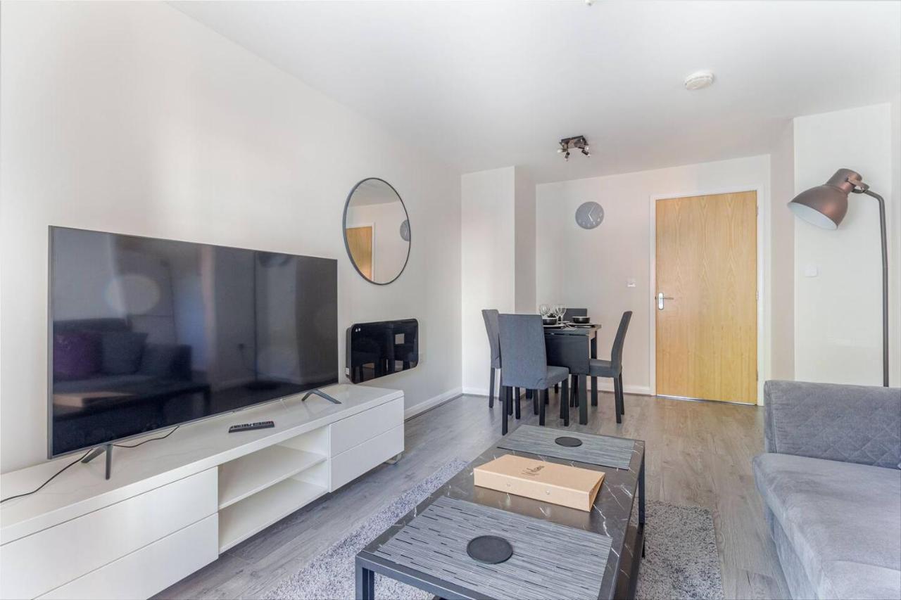 Lovely 2Bed Apt In Redditch, Free Wi-Fi & Parking Exterior foto